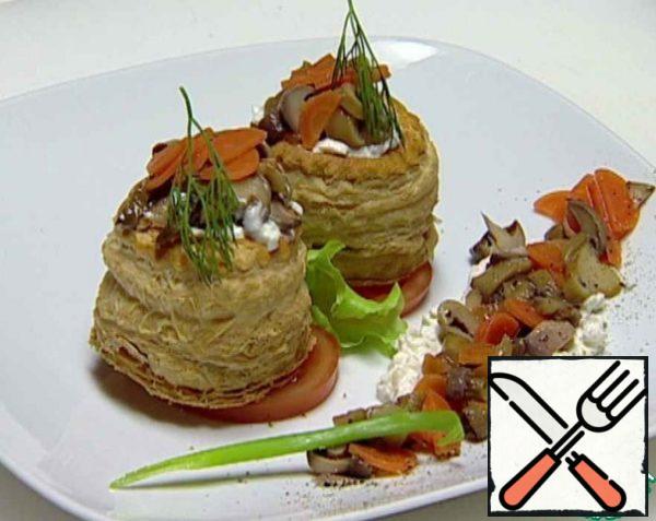 Garnish with slices of boiled carrots and dill, put on a plate.
Add the cheese filling, mushrooms and carrots to the plate. Season the dish with ground pepper. Garnish with green onion feathers.