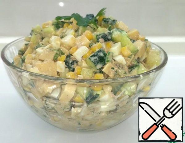 2. Take a deep salad bowl and combine the sliced cucumber, cheese, eggs, canned corn (the liquid from it is pre-drained)and green onions. Opening a can of tuna, drain the liquid, if the tuna pieces are kneaded with a fork, if the salad is added as it is. Salt to taste and season the salad with sour cream, mix.Our wonderful salad is ready! Bon appetit and have a wonderful mood!