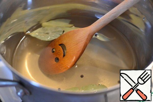 In a saucepan, pour water, vinegar, salt, bay leaf and black pepper peas. Put on the fire and bring to a boil.