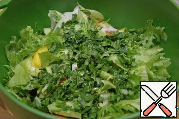 Shake the olive oil and lemon juice thoroughly in a small jar, closing the lid tightly.
Add salt to the salad, pour over the dressing and mix gently.
