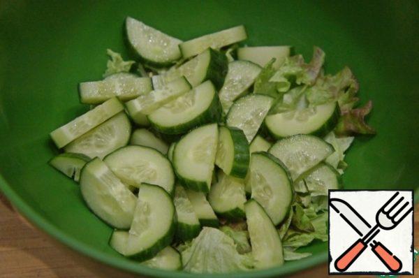 Cut the cucumber into half rings and put it in a bowl.