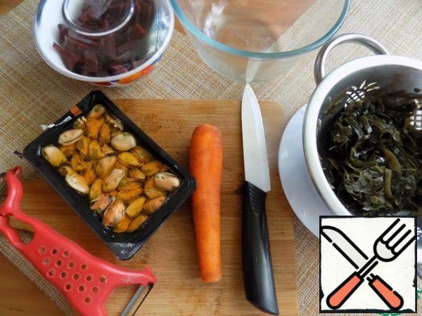 I will rub the carrots beautifully with a Korean grater. You can use any grater. We take a salad bowl, put in it pickled beets, sea cabbage, carrots. We connect them.