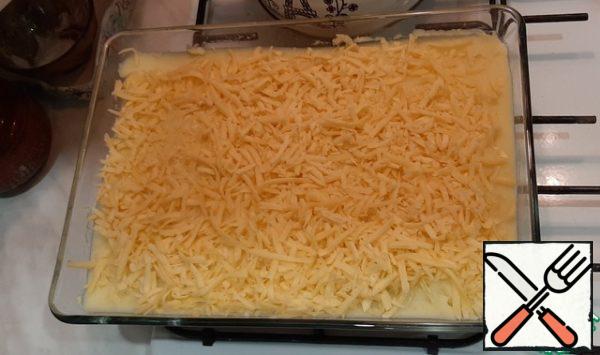 The third layer is spread with grated cheese on a large grater. The finished baking sheet is placed in a preheated 180 degree oven for 40 minutes.