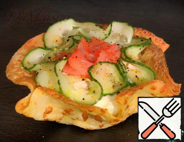 How to cook tartlets with red fish:1. Cut the fish, cucumber and egg into small cubes, grate the cheese on a fine grater.
2. Fill everything with mayonnaise, pepper to taste.
3. Fill the tartlets with salad and decorate as desired.