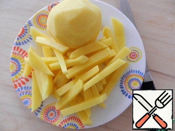 Peel the potatoes and cut them into 0.5 cm thick bars. Add salt.