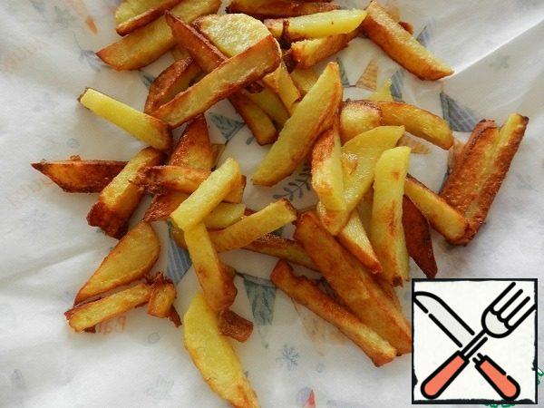 Fry the potatoes in a pan in one layer until tender. Place on a napkin to remove excess oil.