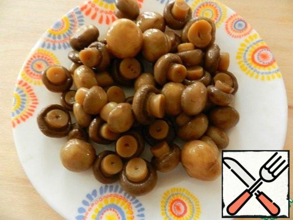 Pickled mushrooms (mushrooms or any other), if necessary, cut.