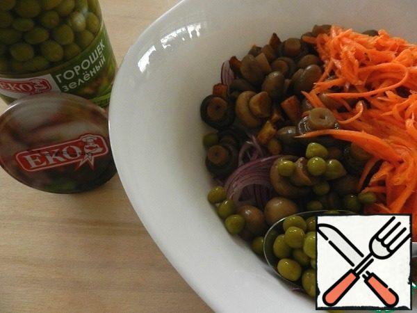 In a bowl, mix potatoes, onions, mushrooms, 150g carrots in Korean. Add 5 tablespoons with a mound of canned green peas. Add 2-3 tablespoons of vegetable oil or any other to your taste, mix, and you can serve!