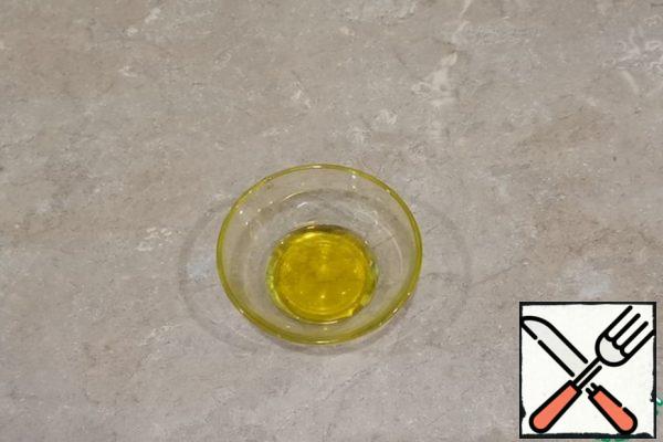 We prepare the sauce for the salad. In a small bowl, pour the olive oil.