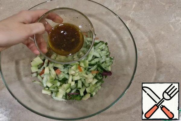 Pour the sauce into our salad and mix everything.