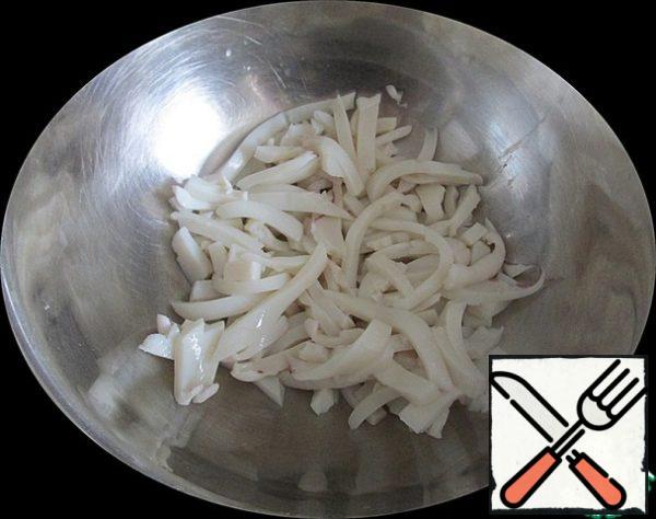 Prepared squid carcasses are cooked in salted boiling water for exactly 1 minute, removed, cooled and cut into thin strips.
Add salt to taste, a teaspoon of mayonnaise and mix.
Cook 2 eggs.