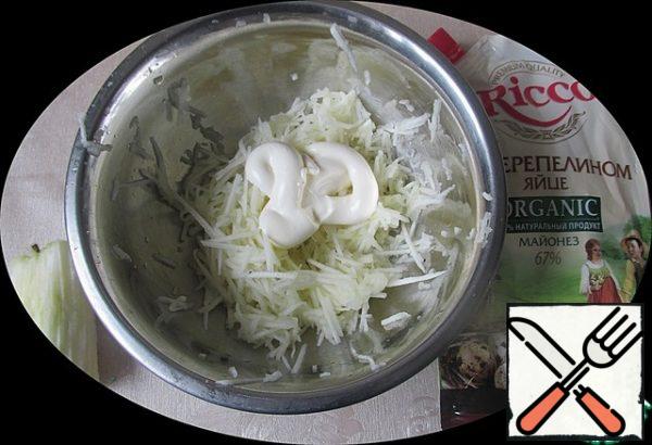 Peel the apple and grate it on a grater for Korean carrots, or cut it into thin strips. Immediately mix with a teaspoon of mayonnaise, so that the apples do not darken.