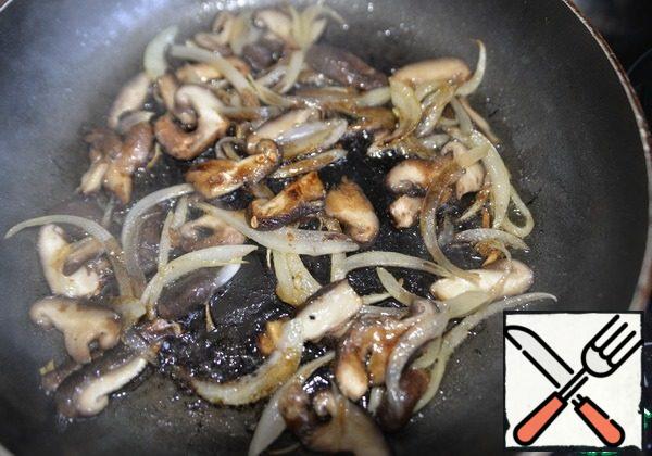 Fry the mushrooms until golden brown, add soy sauce and chili flakes. I preferred the dish to be spicy. Mix it up. Remove from the stove.