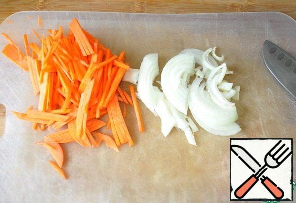 Carrots cut into thin strips or three. Cut the onion into thin half-rings.