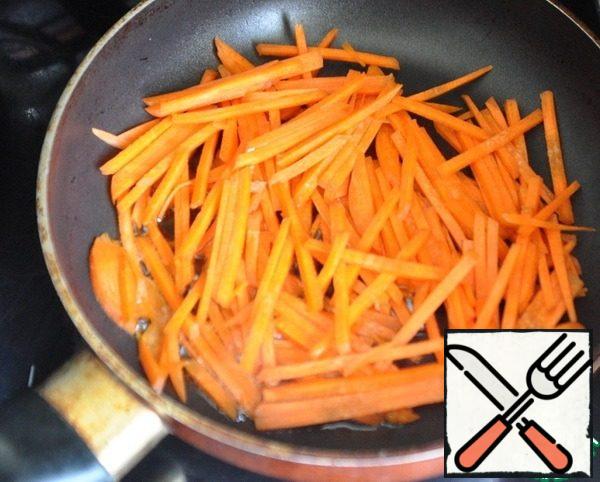 in vegetable oil, lightly fry the carrots.