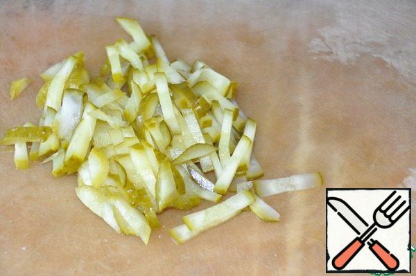 Cut the cucumber into thin strips.
