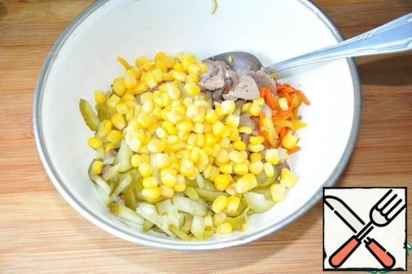 Mix all the ingredients of the salad, put the canned corn.
