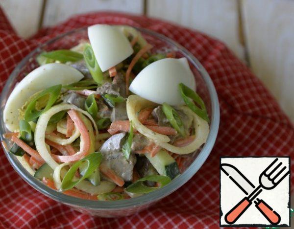 Serve the salad chilled.
When serving, decorate with egg slices, sprinkle with green onion feathers.