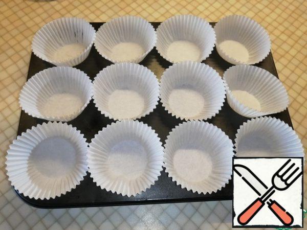 Fill the cupcake molds with paper cups. From this amount of ingredients, 12 pieces are obtained.