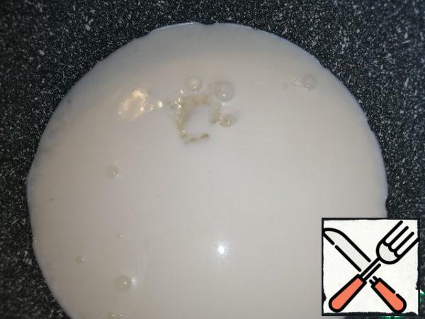 Pour the cream into a small saucepan or ladle, heat and add the gelatin squeezed out of the water. Mix well until the gelatin dissolves. Pour half of the cream into one part of the curd mass and half into the second. Mix well.