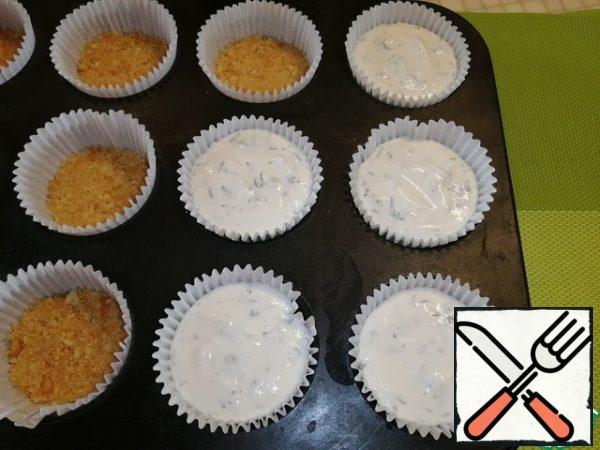 Fill the molds with cottage cheese and put them in the refrigerator for 2-3 hours. Before serving, remove from the refrigerator and decorate with fish or shrimp, thin slices of ham, herbs, radishes, cucumbers, lemon, etc. Here you can show unlimited imagination and use what is in the refrigerator.