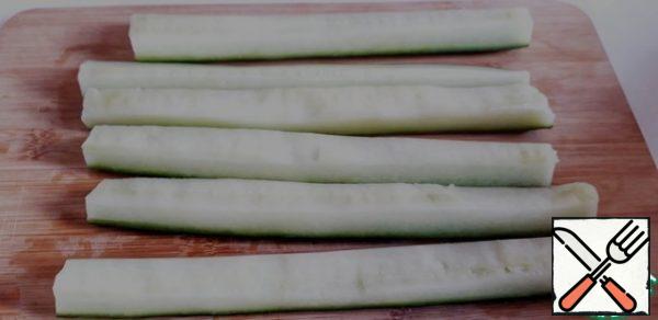 Everything is very simple, take a cucumber, cut in half lengthwise, and again in half, remove the pulp ( so that the juice does not give ).