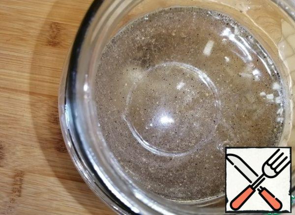 Take a deep jar. For the marinade, mix water, vinegar, salt, powdered sugar, finely chopped garlic and pepper in a jar.