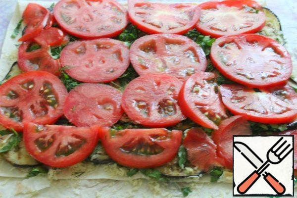 Cut the tomatoes into round pieces, not thick, and put them on the greens.