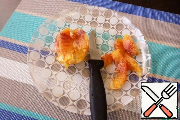 Then cut the fillet from the orange. Collect the juice, it will be useful for dressing.