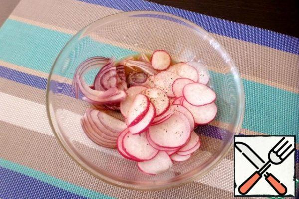 In a bowl, mix the orange juice with vinegar, add a pinch of salt and pepper. Thinly slice the radish and onion. Marinate the radish and onion in the prepared marinade for 5-7 minutes.