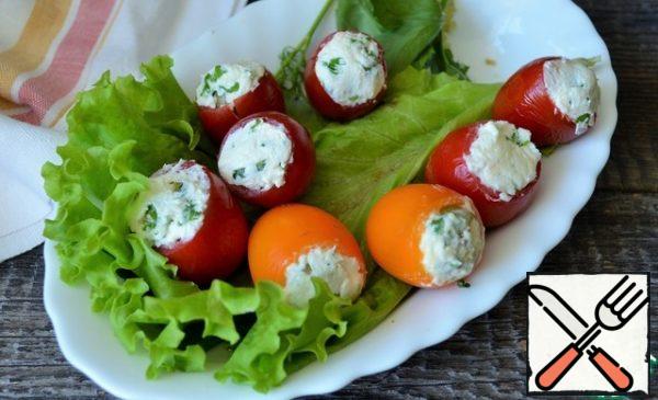 Put a little bit of mass and olives in the cherry, slightly compacting.
Put it in the refrigerator for 30-60 minutes.