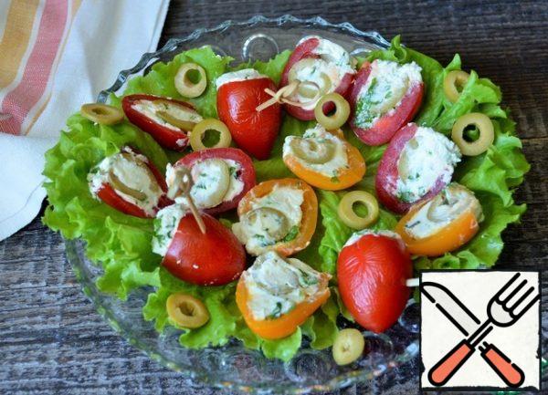 To serve, cut the cherry in half. garnish with herbs and olive rings.
Eat the snack chilled, if desired, watering with olive oil and balsamic.