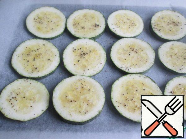The oven can be turned on immediately to warm up to 190 degrees. Cover the baking sheet with baking paper. Grate the mozzarella (or other cheese) on a coarse grater.

Cut the zucchini into slices 5 mm thick and brush each with olive (or other vegetable oil). Season with salt and pepper and place on a prepared baking sheet. Bake in a preheated oven for
5 minutes.