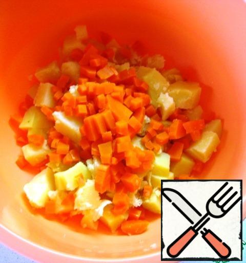 Boil the potatoes and carrots and let them cool. Cut into pieces.