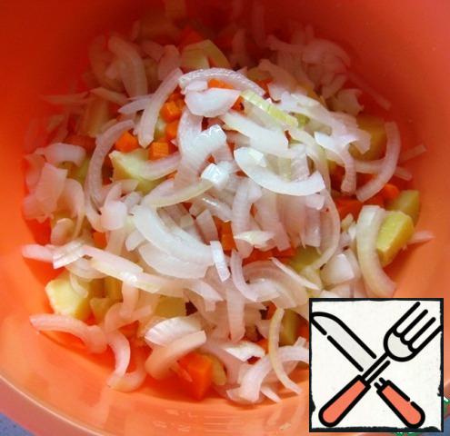Boil the potatoes and carrots and let them cool. Cut into pieces.