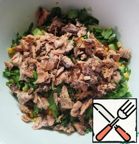 Add the pieces of canned tuna (pre-drain the oil from the jar).Season the salad to taste with salt and black pepper, add the olive oil and mix gently.