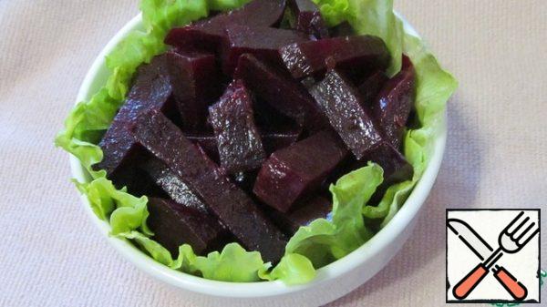 Decorate the sides of the salad bowl with lettuce leaves, put small pieces of lettuce on the bottom. I have iceberg lettuce and lettuce. Mix the beets with the filling and put them in a salad bowl.