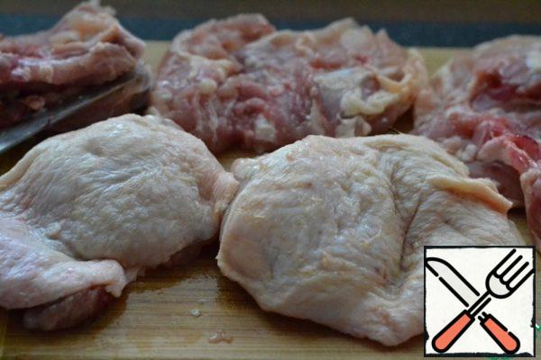 Remove the bone from the chicken thigh.
Cut the thigh into 3 pieces, leaving the skin. Season with salt and pepper.