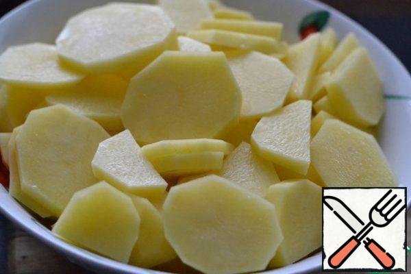 Cut the potatoes into rings. Add salt.