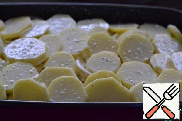 Again, put a layer of onions, then a layer of potatoes on it.
Pour the remaining sour cream filling. Cover with foil or a lid.
Bake in a preheated oven at 200 degrees. 50-60 minutes.