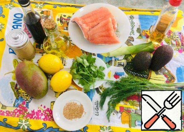 We will prepare the necessary products. I have raw fish, but you can make it from smoked or lightly salted fish. Sesame seeds, sesame oil and herbs will be needed for decoration.