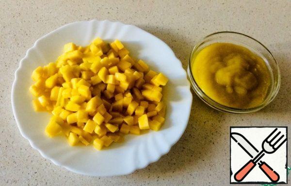 Meanwhile, cut the mango into 1x1 cm cubes. A small part of the fruit is pureed with a blender. For mashed potatoes, it is better to take the pulp around the bone.