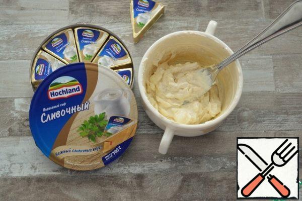 Mash the melted cheese in triangles with a fork, adding cream to make a homogeneous mass. Add the garlic and nutmeg crushed through a press.

Add garlic to taste, but do not overdo it. There should be only a slight taste of garlic and no sharpness. I added half a small clove.