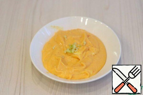 Puree the mixture with a blender leg into a creamy mass. Next, add 1 clove of garlic passed through the garlic press.