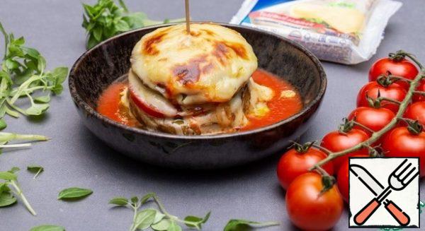 In a bowl, pour the tomato sauce, put the baked milazanya in the sauce and remove the ring.