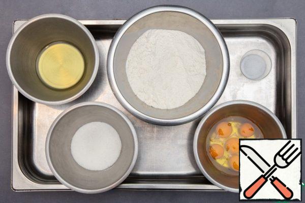 Mix the ingredients for the pancakes.