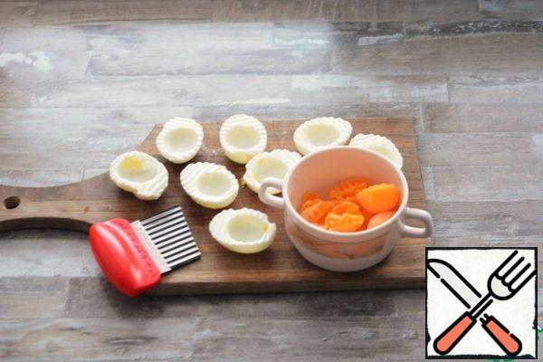 Hard-boiled eggs (10 minutes from the moment of boiling), cool under a stream of cold water, peel from the shell.
Cut the eggs lengthwise, remove the yolks.