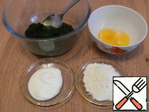 Prepare the egg yolks, sour cream, flour and spinach.