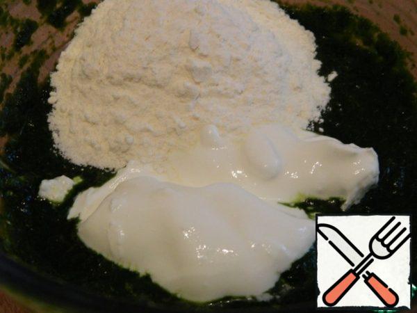 Add the sour cream and flour to the spinach with the yolks.