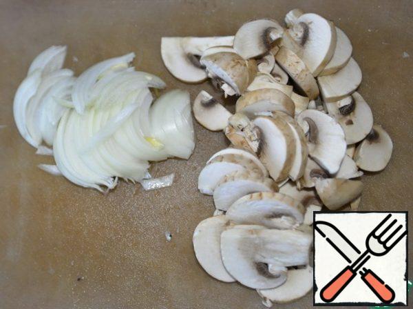 Onions are cleaned, mushrooms are washed, dried. Onions cut into feathers, mushrooms in segments.